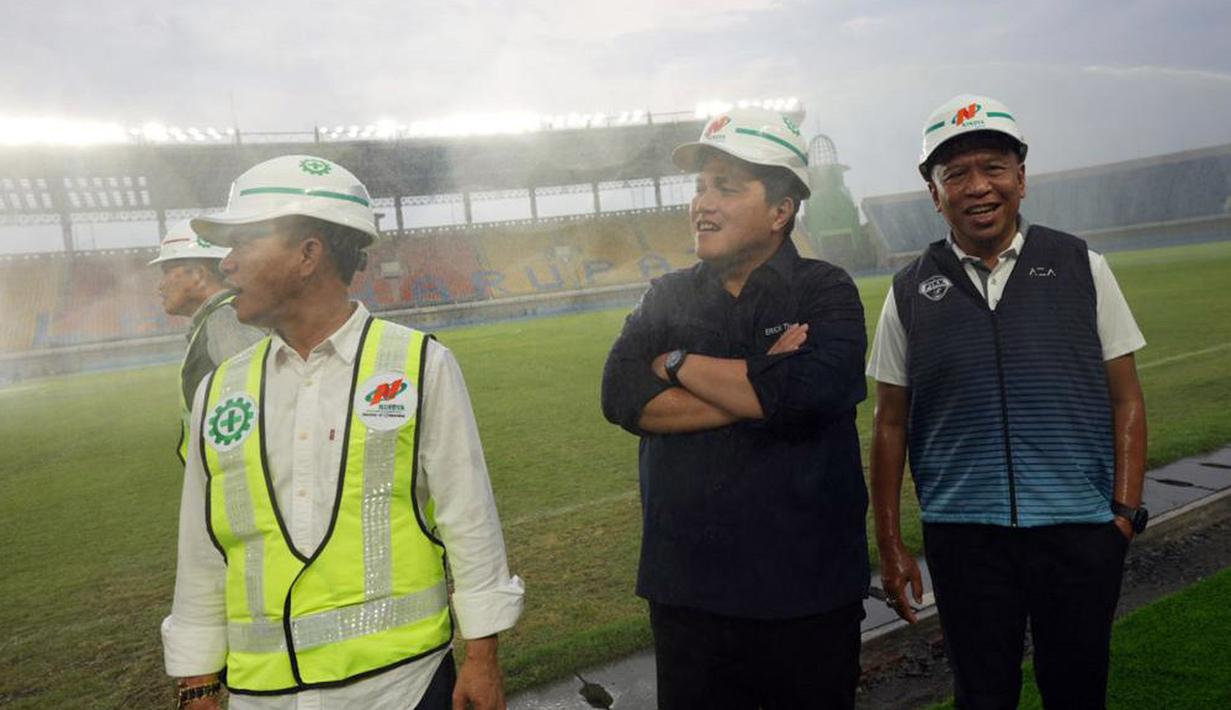Ketua Umum PSSI Erick Thohir (tengah) didampingi Wakil Ketua Umum I PSSI Zainudin Amali (kanan) meninjau langsung fasilitas stadion Si Jalak Harupat, Kabupaten Bandung yang rencananya akan dipakai menghelat Piala Dunia U-20, Sabtu (11/3/2023). (Dok. LOC)