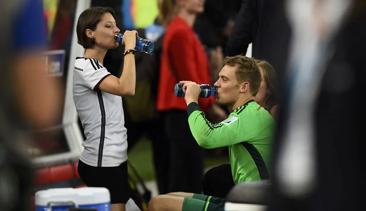 Penjaga gawang Timnas Jerman, Manuel Neuer (kanan), menikmati minuman bersama kekasihnya, Kathrin Gilch, usai meraih gelar juara Piala Dunia 2014, Brasil, (14/7/2014). (REUTERS/Dylan Martinez)