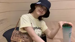 Memakai kaos dan memadukannya dengan bucket hat, gaya santai Sejeong ini juga curi perhatian. Dirinya pun terlihat menggunakan hand bag untuk menambah penampilan serta sebuah tumbler. (Liputan6.com/IG/@clean_0828)