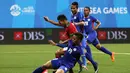 Muchlis Hadi Ning Syaifulloh, berusaha melewati hadangan pemain Filipina U-23. (Bola.com/Arief Bagus)
