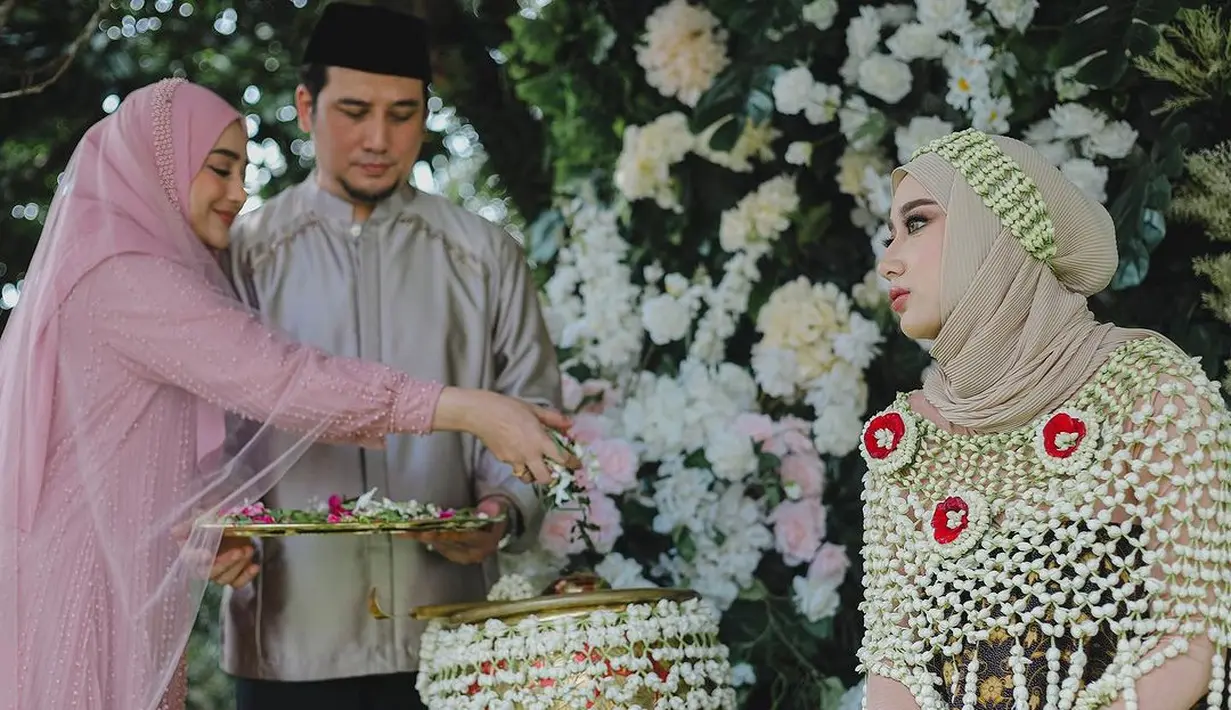 Di momen itu,  Chacha tampil anggun dalam balutan roncean melati. Penampilannya dilengkapi dengan kain batik dan hijab berwarna krem. [Foto: IG/nandito_photography].