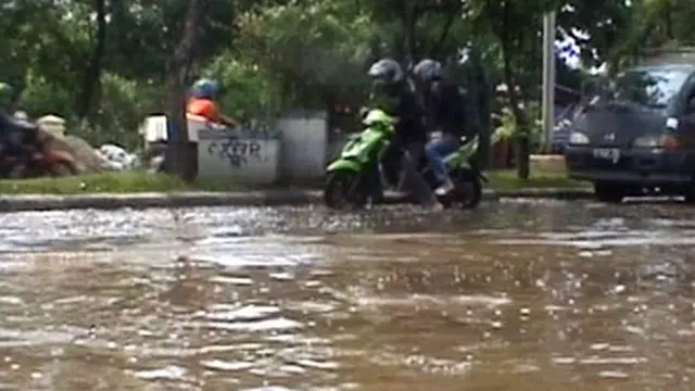[VIDEO] Akibat Banjir Rob di Sunter, Belasan Kendaraan Mogok