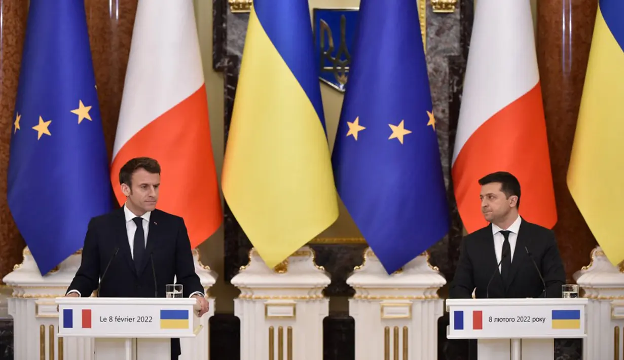 Presiden Prancis Emmanuel Macron (kiri) dan Presiden Ukraina Volodymyr Zelensky mengadakan konferensi pers bersama setelah pembicaraan di Kyiv, Ukraina, 8 Februari 2022. Volodymyr Zelensky berharap segera mengadakan pertemuan puncak dengan pemimpin Rusia, Prancis, dan Jerman. (Sergei SUPINSKY/AFP)