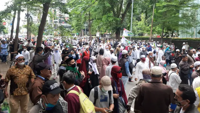 Massa 1812 Menuntut Pemimpin FPI RIzieq Shihab Dibebaskan.