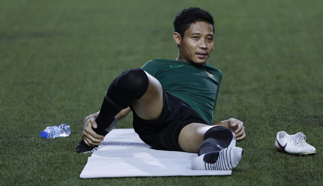 Pemain Timnas Indonesia U-22, Evan Dimas, melakukan pemanasan saat latihan di Stadion Rizal Memorial, Manila, Jumat (22/11). Latihan ini persiapan jelang laga SEA Games 2019. (Bola.com/M Iqbal Ichsan)