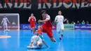 Namun respons Indonesia datang cepat. Reza Gunawan mencetak gol penyama kedudukan dan menghidupkan gemuruh di Indonesia Arena. Tampak dalam foto, pemain Timnas Futsal Indonesia, Firman Adriansyah (kedua kanan) berebut bola dengan pemain Iran pada final Piala Asia Futsal 2026 di Indonesia Arena, Kompleks Gelora Bung Karno, Senayan, Jakarta, Sabtu (7/2/2026). (Bola.com/Bagaskara Lazuardi)