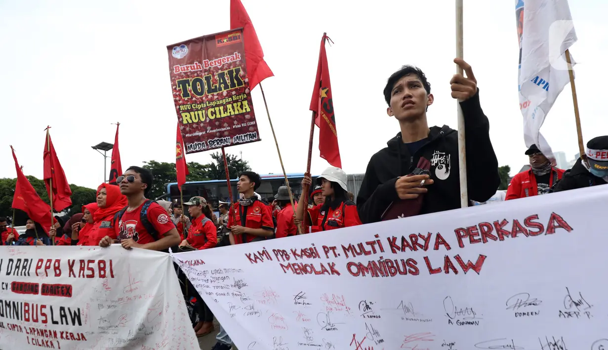Buruh yang tergabung dalam Gerakan Buruh Bersama Rakyat (Gebrak) berdemonstrasi di depan Gedung DPR, Jakarta, Senin (13/1/2020). Massa menyuarakan penolakan mereka terhadap Omnibus Law Rancangan Undang-Undang Cipta Lapangan Kerja. (Liputan6.con/Johan Tallo)