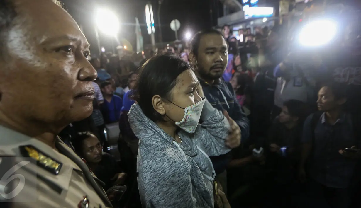 Ekspresi salah satu orangtua saat menggeruduk RS Harapan Bunda, Jakarta, terkait  penggunaan vaksin palsu, Kamis (14/7). Mereka menuntut pihak rumah sakit menjelaskan nasib anak-anak mereka yang mendapatkan vaksin. (Liputan6.com/Faizal Fanani)