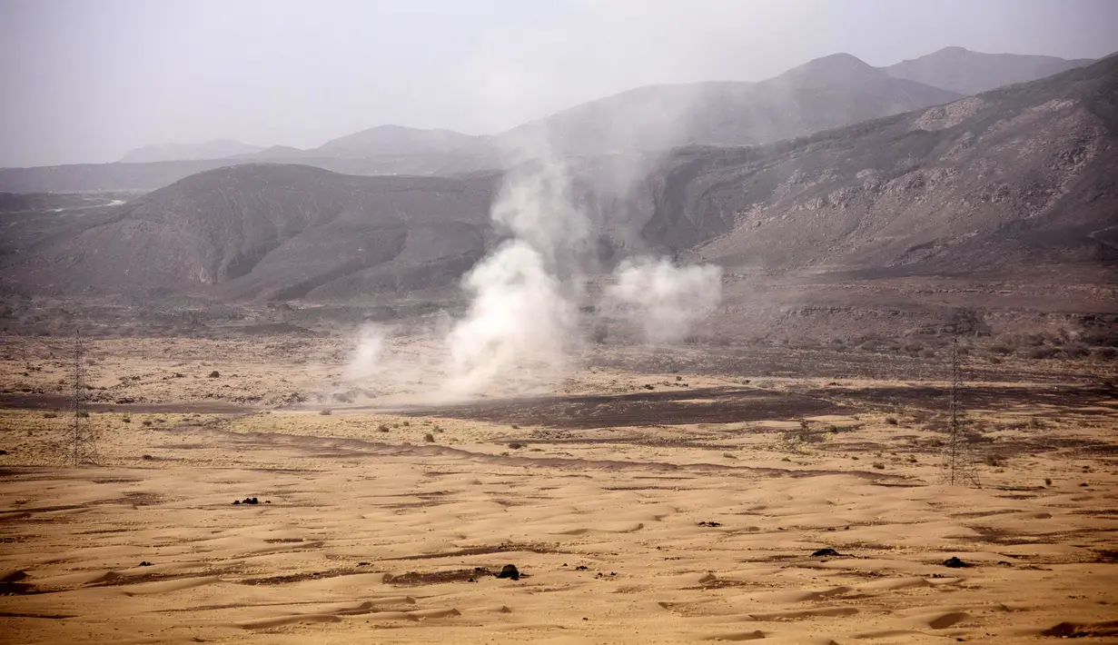 Asap mengepul dari serangan rudal Houthi dekat garis depan Kassara selama bentrokan dengan pejuang Yaman yang didukung oleh koalisi pimpinan Arab Saudi di Marib, Yaman, 20 Juni 2021. (AP Photo/Nariman El-Mofty)