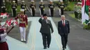 Presiden Republik Indonesia, Prabowo Subianto, mendampingi Raja Yordania Hasyimiah, Abdullah II Ibn Al Hussein (kanan), memeriksa pasukan jajar kehormatan selama upacara penyambutan sebelum pertemuan mereka di Istana Merdeka, Jakarta, Jumat 14 November 2025. Presiden Republik Indonesia Prabowo Subianto menerima kunjungan Raja Yordania Hasyimiah, Abdullah II Ibn Al Hussein. (AP Photo/Achmad Ibrahim)