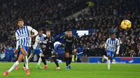 Striker Brighton, Joao Pedro, mencetak gol ke gawang Arsenal pada matchday 20 Liga Inggris 2024/2025 di American Express Stadium, Minggu (5/1/2025) dini hari WIB. (Glyn KIRK / AFP)
