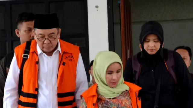 Ridwan Mukti Gandeng Istrinya Saat Dibawa KPK Ke Bengkulu