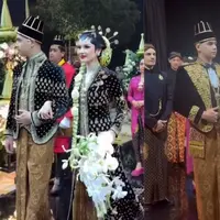 Intip busana pengantin adat Jawa Al Ghazali dan Alyssa Daguise di Ngunduh Mantu (@thebridedept)