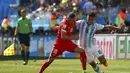 Pemain belakang Timnas Argentina, Marcos Rojo (kanan) mencoba melewati hadangan Granit Xhaka (Swiss) saat berlaga di 16 besar Piala Dunia 2014 di Stadion Corinthians, Sao Paulo, (1/7/2014). (REUTERS/Eddie Keogh)