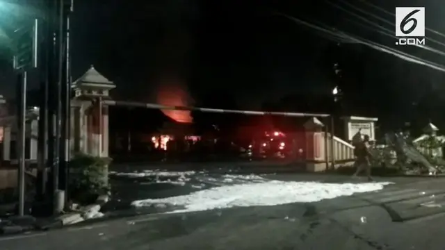 VIDEO: Detik-Detik Polsek Ciracas Dibakar