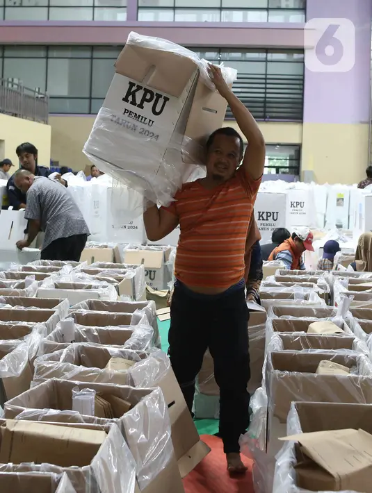 Pendistribusian logistik Pemilu 2024 akan mendapat kawalan dari aparat keamanan. (merdeka.com/Imam Buhori)