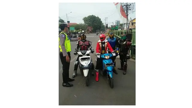 Potret Kocak Saat Cosplay Power Ranger ini Bikin Tepuk Jidat