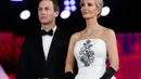 Usai dilantik, Presiden Donald Trump gelar pesta pelantikan di Liberty Hall. Di antara para peremuan yang hadiri acara tersebut, penampilan Ivanka Trump yang paling curi perhatian. [@sarietydskrif]