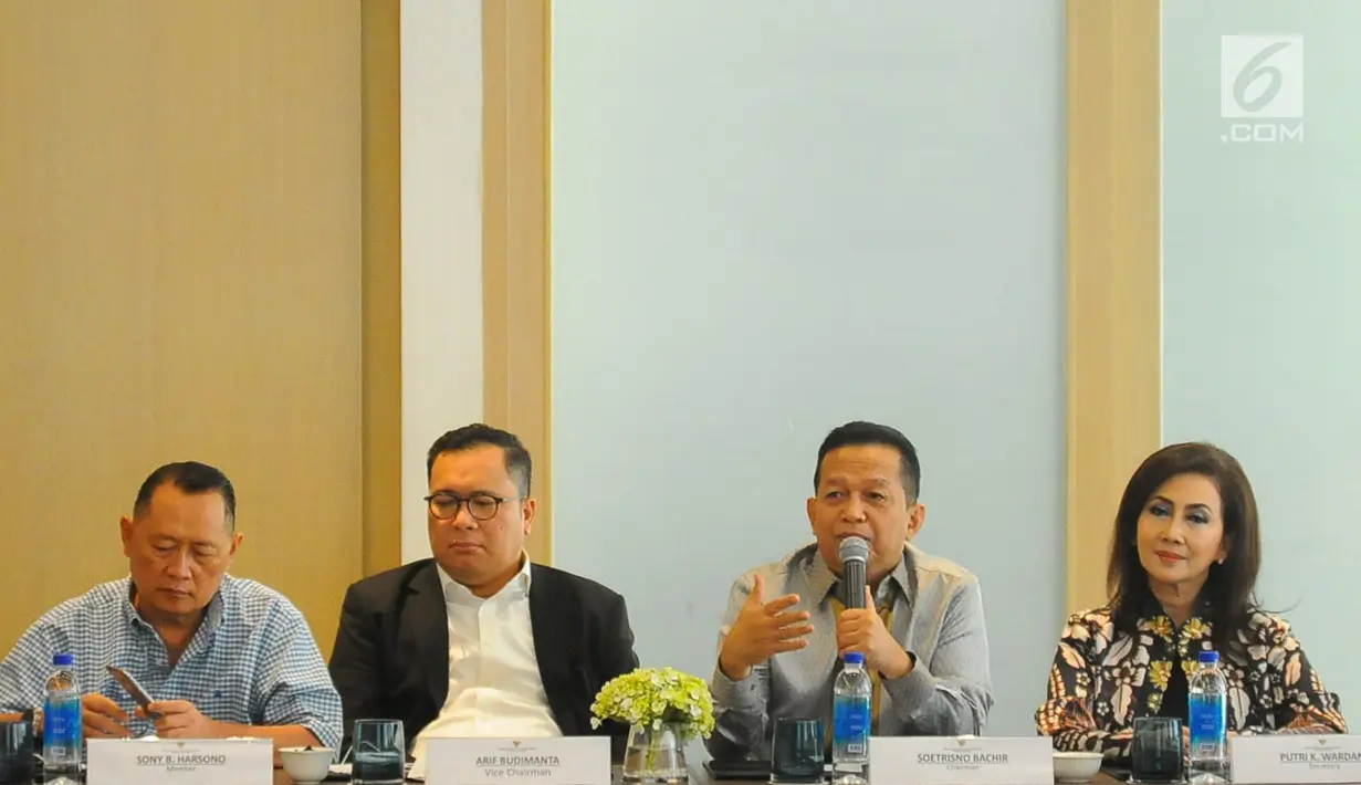 Ketua Komite Ekonomi dan Industri Nasional atau KEIN Soetrisno Bachir (dua kanan) saat berdiskusi dengan media di Jakarta, Senin (27/5/2019). Diskusi tersebut membahas percepatan investasi dan ekspor untuk mendorong pertumbuhan yang berkualitas. (Liputan6.com/Angga Yuniar)
