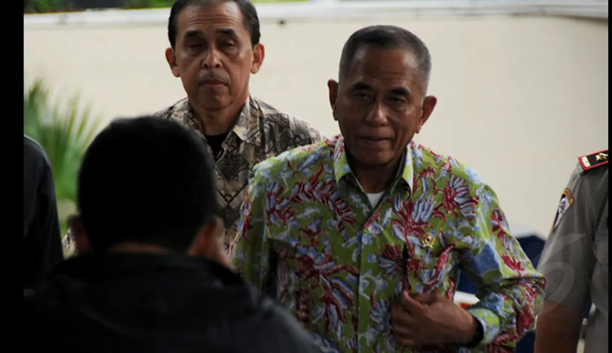 Mengenakan kemeja batik lengan panjang, Menhan Ryamizard Ryacudu memasuki Gedung Komisi Pemberantasan Korupsi (KPK), Jakarta, Rabu (22/01/15).  Kunjungan Menhan Ryamizard Ryacudu untuk melaporkan harta kekayaannya. (Liputan6.com/Faisal R Syam)