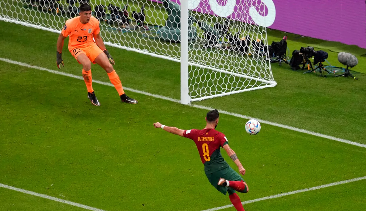 Pemain Portugal Bruno Fernandes (kanan) mencoba mencetak gol ke gawang Uruguay pada pertandingan sepak bola Grup H Piala Dunia 2022 di Stadion Lusail, Lusail, Qatar, 28 November 2022. Portugal mengalahkan Uruguay dengan skor 2-0. (AP Photo/Darko Vojinovic)