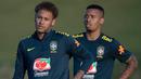 Striker Brasil, Neymar bersama Gabriel Jesus, mendengar arahan pelatih saat latihan di Granja Comary, Rio de Janeiro, Selasa (22/5/2018). Latihan ini merupakan persiapan jelang Piala Dunia 2018. (AFP/Mauro Pimentel)