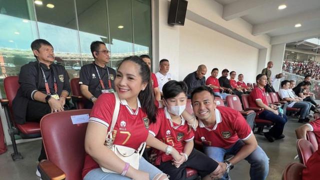 Gaya Nagita Slavina dan Aurel Hermansyah Kenakan Jersey Timnas, credit: (@raffinagita1717)