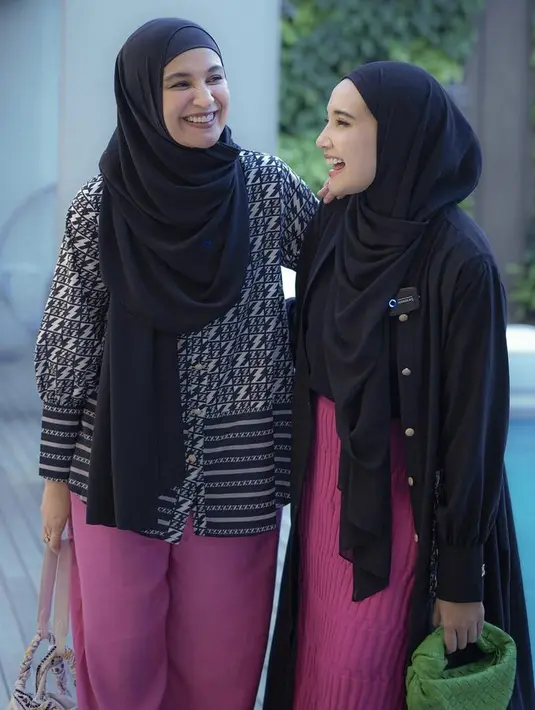 <p>Agar tidak terlalu monoton, atasan dan hijab hitam pun bisa dipadukan dengan rok bertekstur warna pink, serta hand bag warna hijau. @zaskiasungkar15</p>