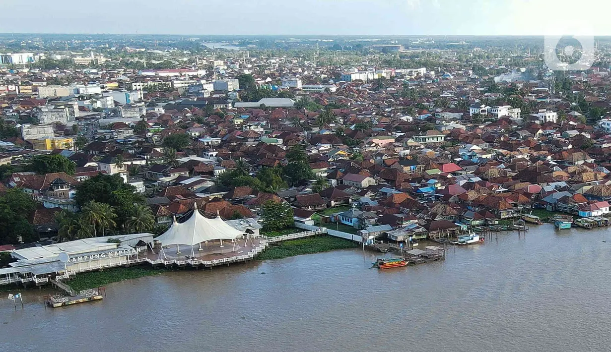 Suasana Sungai Ampera, Palembang, Sumatera Selatan, Minggu (12/3/2023). Adapun dari jumlah tersebut, kunjungan wisatawan didominasi wisatawan nusantara. (Liputan6.com/Herman Zakharia)