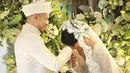 Air mata Tyas Mirasih menetes sebelum resmi dipersunting lelaki yang menjadi pilihannya, Raiden Seodjono. Akad nikah pasangan ini digelar Sabtu, (8/7). Ijab kabul berjalan khidmat dan lancar disaksikan kedua keluarga mempelai. (Bambang E. Ros/Bintang.com)