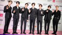 Boyband Korea Selatan, Enhypen, menghadiri acara karpet merah di acara Mama Awards 2023 di Tokyo Dome di Tokyo pada 28 November 2023. (Philip FONG/AFP)