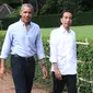 Presiden Joko Widodo bersama Presiden AS ke-44, Barack Obama berkeliling Kebun Raya Bogor menuju Grand Garden di Bogor, Jumat (29/6). Jokowi mengajak Obama berkeliling Kebun Raya untuk berbincang santai di Grand Garden. (liputan6.com/Angga Yuniar)