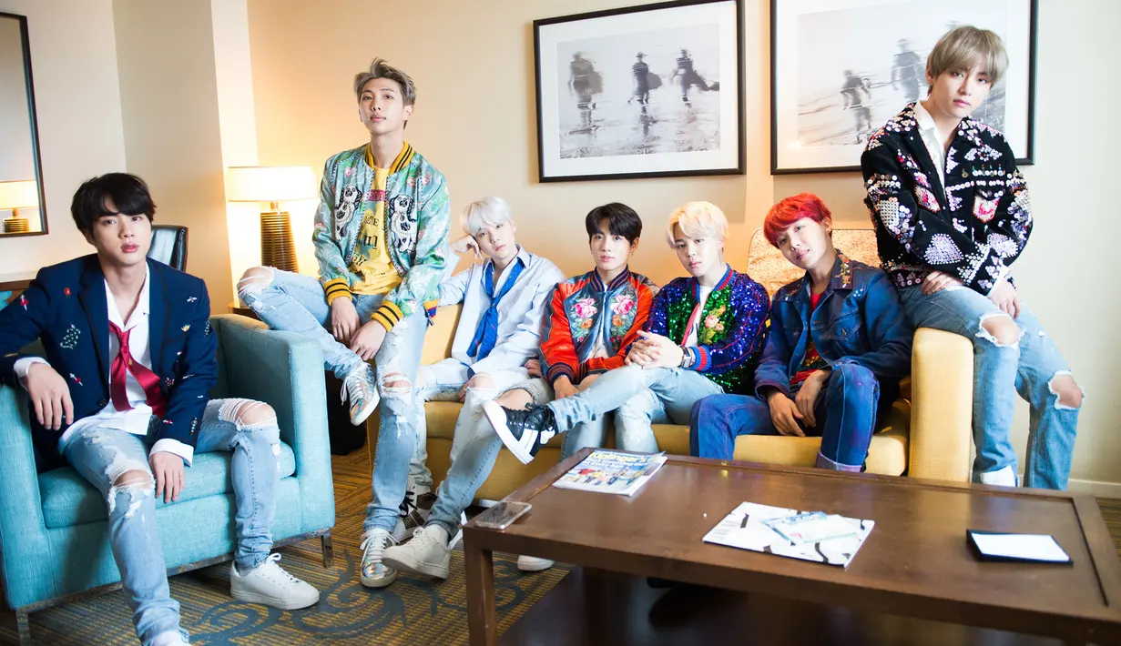 "Aku menyanyikan lagu itu untuk diriku dan para Army. Lalu ada penggemar yang berkomentar, 'Aku ingin mengakhirinya, tapi aku ingin mencobanya lagi.' Aku senang media sosial memberi dampak positif," tutupnya. (Foto: koreaboo.com)