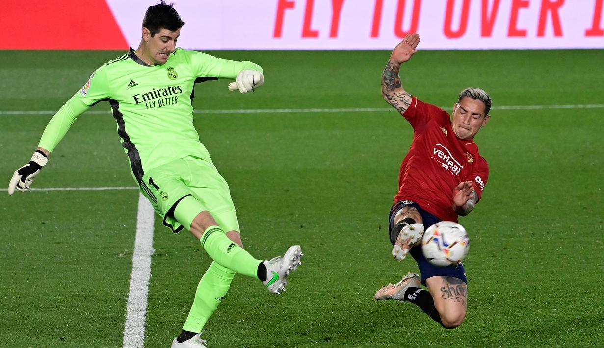 Menjelang akhir babak pertama, Osasuna berhasil membobol gawang Courtois melalui Avila, namun beruntung striker Osasuna itu dinyatakan sudah offside dalam proses terciptanya gol itu. (Foto: AFP/Javier Soriano)