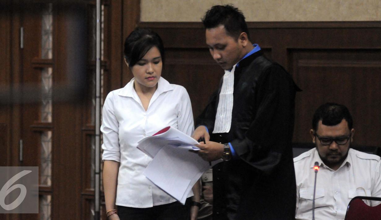Jessica Kumala Wongso berdiskusi dengan penasehat hukumnya ketika menjalani sidang lanjutan di Pengadilan Negeri Jakarta Pusat, Jakarta, Senin(5/9). (Liputan6.com/Helmi Afandi)