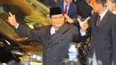 Capres nomor urut 02 Prabowo Subianto saat tiba di lokasi debat keempat Pilpres 2019 yang diselenggarakan KPU di Hotel Shangri-La, Jakarta, Sabtu (30/3). Debat kali ini mengangkat tema tentang ideologi, pemerintahan, pertahanan dan keamanan, serta hubungan internasional. (Liputan6.com/JohanTallo)