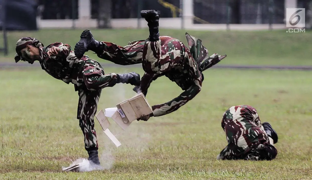 Personel Kopassus menunjukkan aksi bela diri saat upacara penyerahan satuan Komando Pasukan Khusus (Kopassus) dari Mayjen TNI Madsuni kepada Mayjen TNI Eko Margiyono di  Lapangan Mako Kopassus, Jakarta, Jumat (23/3). (Liputan6.com/Faizal Fanani)