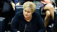 Erna Solberg, Perdana Menteri Norwegia kedapatan bermain gim. (The Guardian)