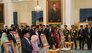 Soeharto dikategorikan sebagai pahlawan bidang perjuangan. Tampak dalam foto, potret besar mendiang Presiden ke-2 RI, Suharto, terpajang di dinding Istana Negara saat upacara penganugerahan gelar pahlawan nasional kepada sepuluh tokoh di Istana Negara, Jakarta, Senin 10 November 2025. (AP Photo/Achmad Ibrahim)