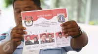 Petugas TPPS memperlihatkan surat suara yang telah dicoblos di TPS 28 Lembaga Pemasyarakatan Klas 1 Narkoba, Salemba, Jakarta, Rabu(15/2). Paslon nomor urut 2 mengungguli dengan total suara 77 suara. (Liputan6.com/Helmi Afandi)