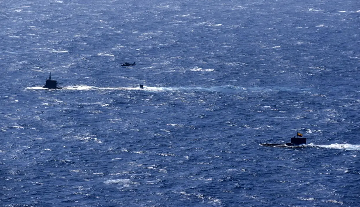 Pemandangan kapal selam Kolombia (kanan) dan kapal selam nuklir AS saat latihan militer 70 mil laut (130 kilometer) di lepas pantai Cartagena, Kolombia, 28 Februari 2022. (PRENSA ARMADA DE COLOMBIA/Colombian National Navy/AFP)