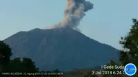 Gunung Agung erupsi. (Liputan6.com/Dewi Divianta)