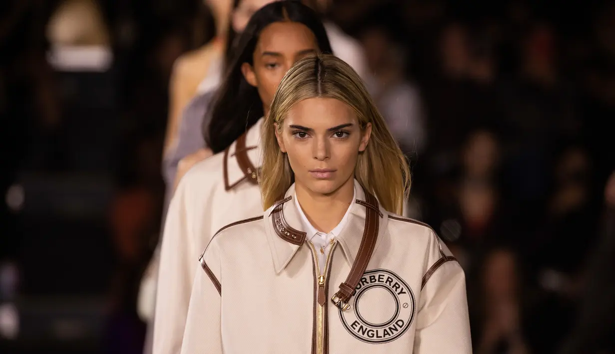 Model Kendall Jenner berjalan di catwalk untuk brand Burberry koleksi Spring/Summer 2020 di London Fashion Week pada Senin (16/9/2019). Dalam pagelaran fashion show kemarin, Kendall Jenner tampil mengejutkan dengan rambut pirang. (Photo by Vianney Le Caer/Invision/AP)
