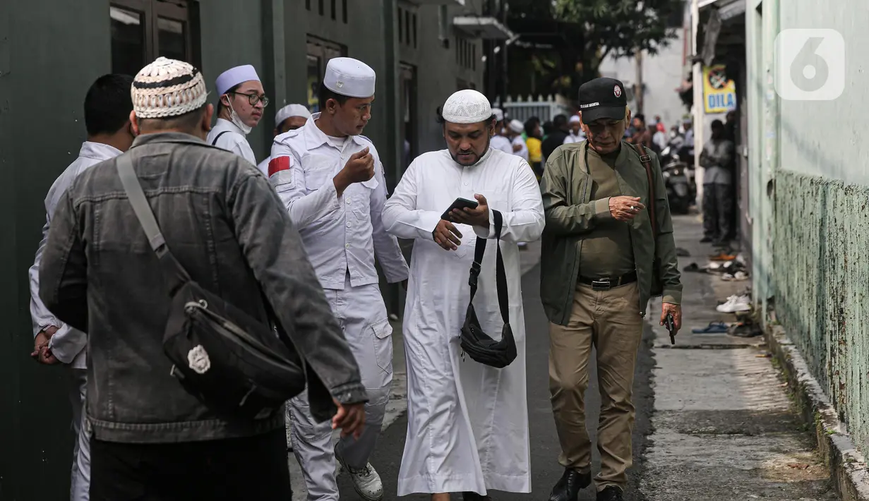 <p>Sejumlah orang dengan mengenaikan pakaian putih-putih terlihat di sekitar kediaman Muhammad Rizieq Shihab di Jalan Petamburan III, Jakarta, Rabu (20/7/2022). Dinyatakan bebas bersyarat, Rizieq Shihab dikabarkan akan berkumpul dengan keluarga dan orang-orang terdekatnya secara internal di kediamanya kawasan Petamburan. (Liputan6.com/Faizal Fanani)</p>