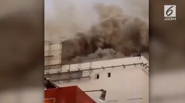 Momen menegangkan saat beberapa orang terjebak kebakaran di atap  Gedung Niaga JIExpo Kemayoran.
