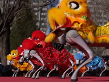 Sebuah robot berkaki empat yang dilengkapi dengan kepala singa melakukan pertunjukan selama hari kedua perayaan Tahun Baru Imlek 2577 Kongzili di sebuah pekan raya kuil di Beijing pada Rabu 18 Februari 2026. Sejumlah robot kembali beratraksi memeriahkan hari kedua perayaan Tahun Baru Imlek 2577 Kongzili di sebuah pameran kuil (temple fair) di Beijing, China. (AP Photo/Vincent Thian)