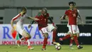 Striker Indonesia, Boas Salossa, mengontrol bola saat pertandingan melawan Suriah U-23 pada laga persahabatan di Stadion Wibawa Mukti, Cikarang, Sabtu (18/11/2017). Indonesia kalah 0-1 dari Suriah U-23. (Bola.com/ M Iqbal Ichsan)