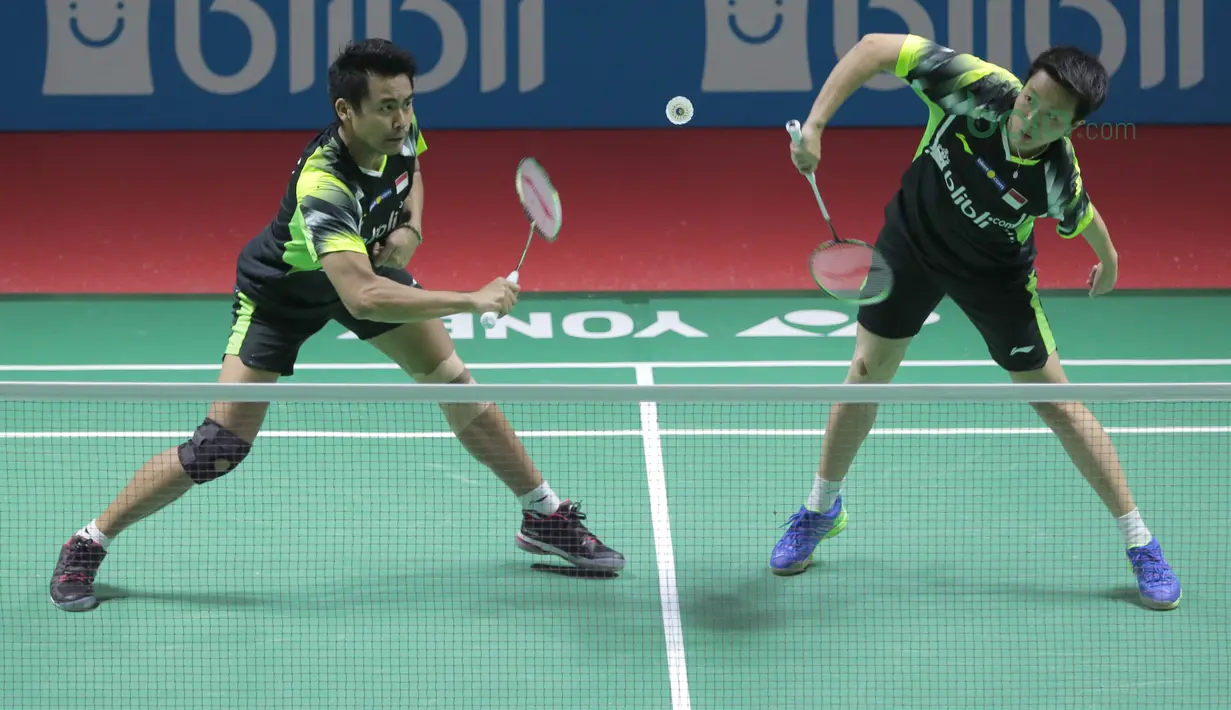 Liliyana Natsir/Tontowi Ahmad mengembalikan kok saat melawan pasangan Malaysia, Tan Kian/Lai Peng pada babak pertama Indonesia Open 2018 di Istora Senayan, Jakarta, (3/6/2018). Liliyana/Tontowi menang 21-11 21-14. (Bola.com/Nick Hanoatubun)