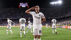 Rafael Borre mampu menjawab kepercayaan Oliver Glasner yang memainkannya menjadi starter pada laga final tersebut. Pemain asal Kolombia itu berhasil mencetak gol penyeimbang yang membuat laga harus berlanjut ke extra time hingga babak tostosan. Selain itu, Borre juga sukses menjadi penentu kemenangan saat ditunjuk sebagai algojo terakhir Eintracht Frankfurt dalam adu penalti. (AFP/Cristina Quicler)