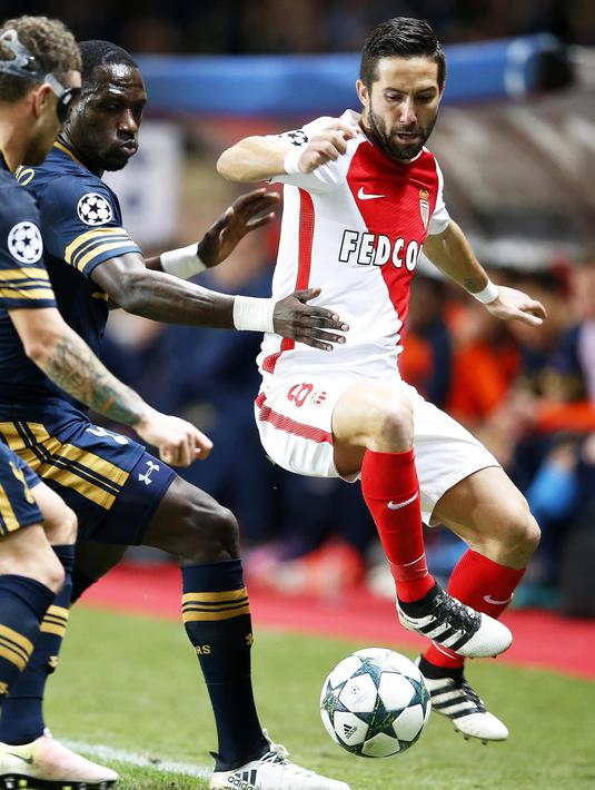 Moussa Sissoko (tengah) tampil bersama Tottenham pada laga Liga Champions melawan AS Monaco di Stade Louis II, Monaco (22/11/2016). (EPA/Sebastian Nogier)